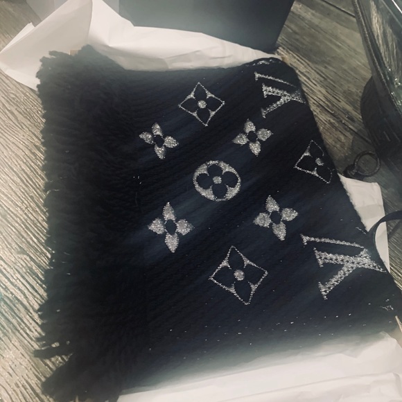 Louis Vuitton Accessories - Authentic Louis Vuitton wool scarf